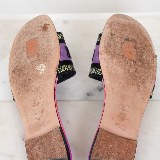 Bottom view of shoe that shoes bottom soles