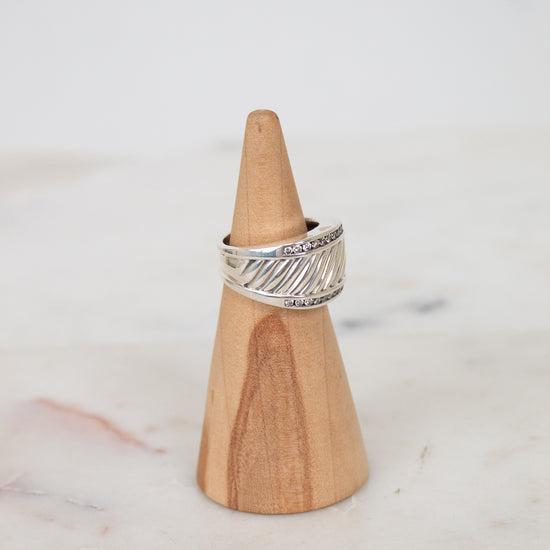 Silver cable band ring with diamond border details