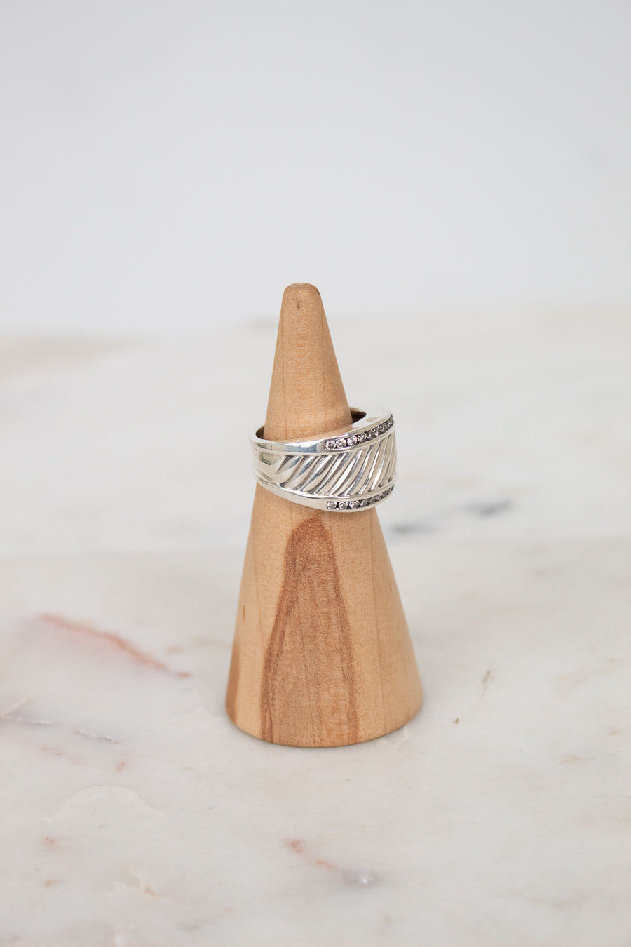 Silver cable band ring with diamond border details