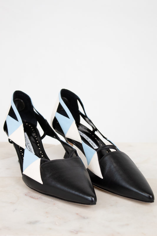 Pointed toe with blue and white triangle details
