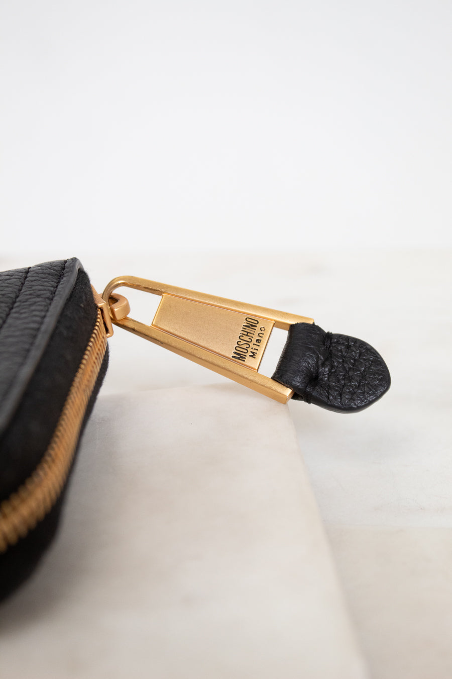 モコ Moschino Black Logo Zip Around Continental Wallet – Otra Vez