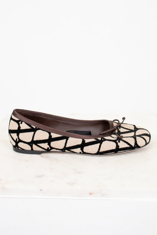 Black and white patterned flat shoe on a white background